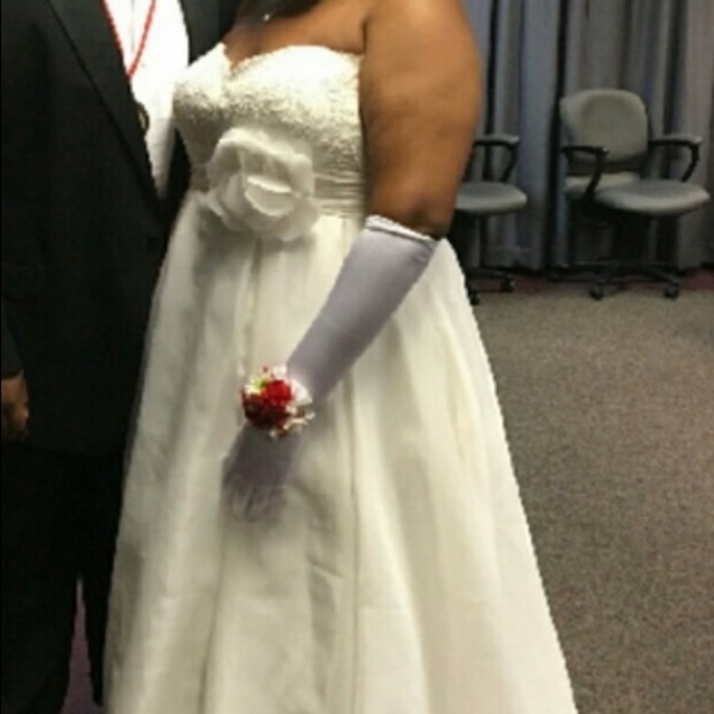 Ivory a-line wedding dress - Picture 2 of 3